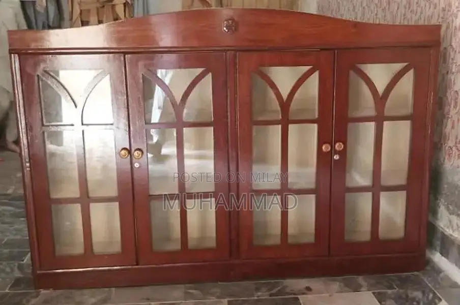Classic Showcase in Excellent Condition