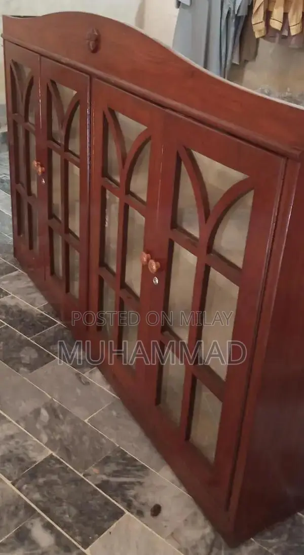 Classic Showcase in Excellent Condition