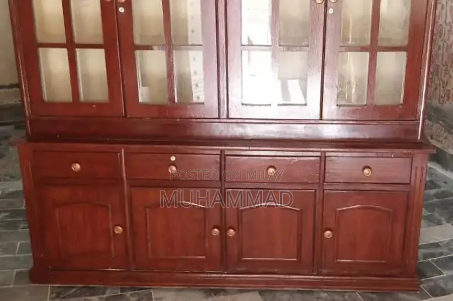 Classic Showcase in Excellent Condition