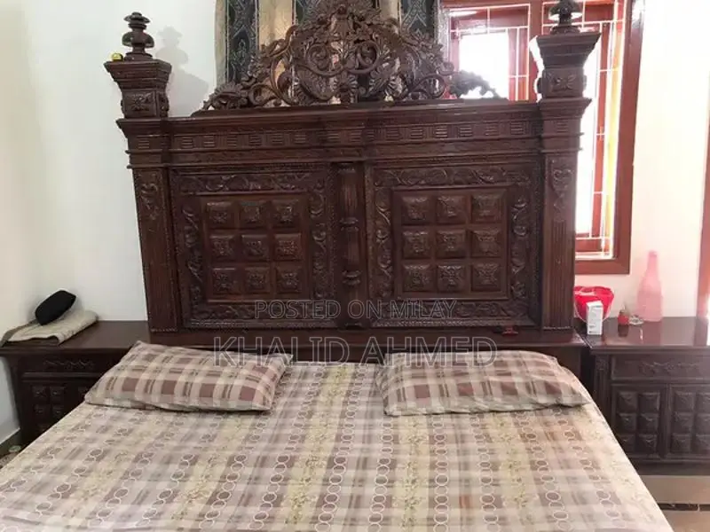Chiniot Furniture Wooden Bed with Matching Side Tables