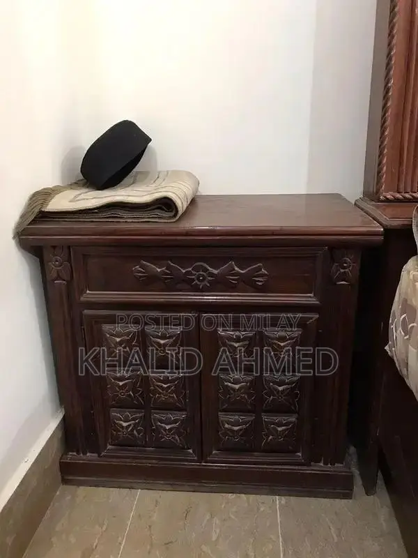 Chiniot Furniture Wooden Bed with Matching Side Tables