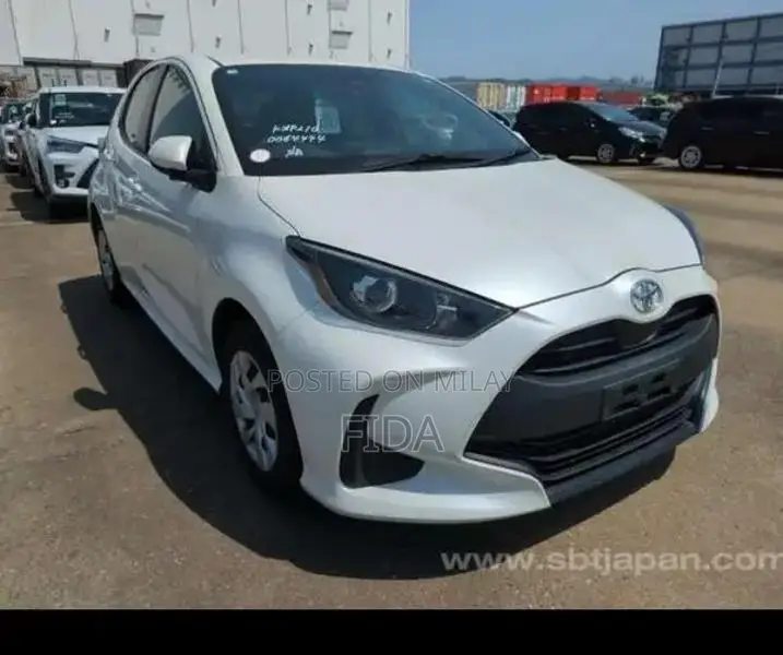 Toyota Yaris Compact Hatchback Pearl White Sedan
