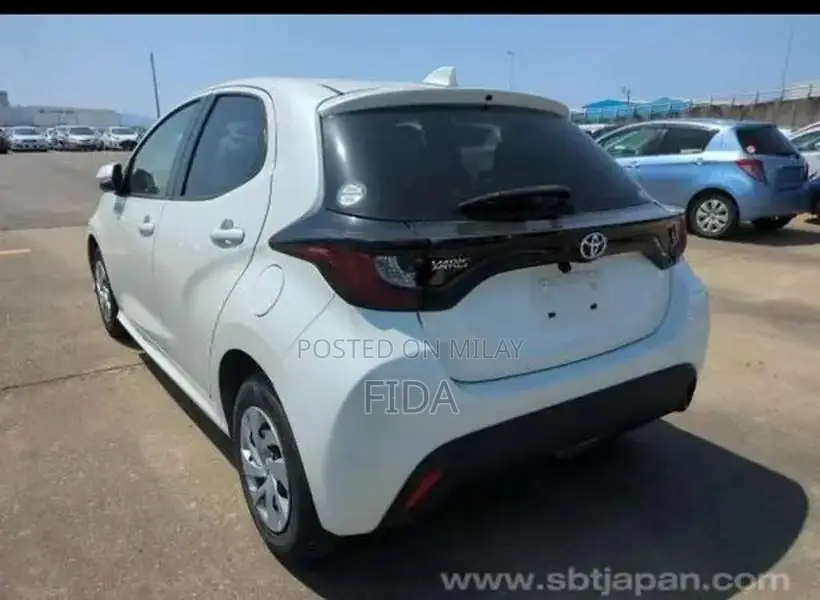 Toyota Yaris Compact Hatchback Pearl White Sedan