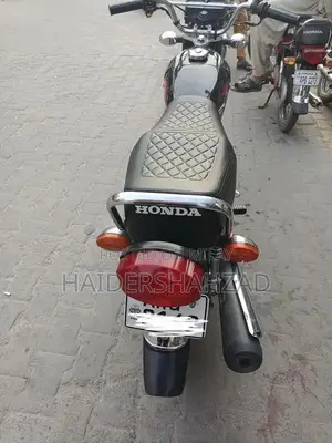 Photo - Honda 125 Motorcycle 2024 Black Edition