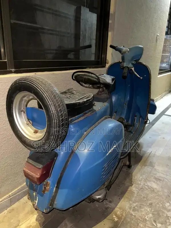 Vintage Vespa 150cc Single Cylinder Scooter - Classic Italian Design