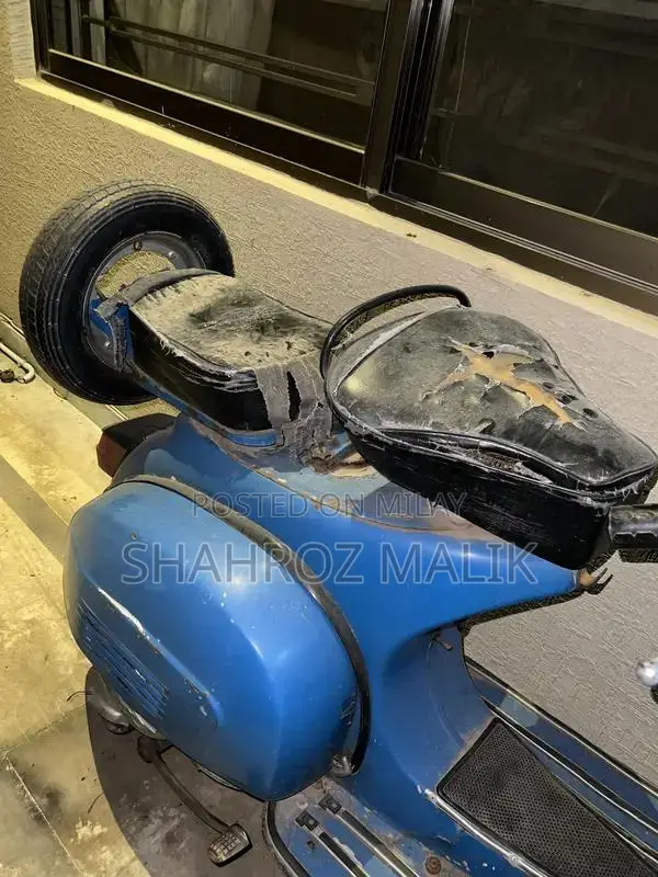 Vintage Vespa 150cc Single Cylinder Scooter - Classic Italian Design