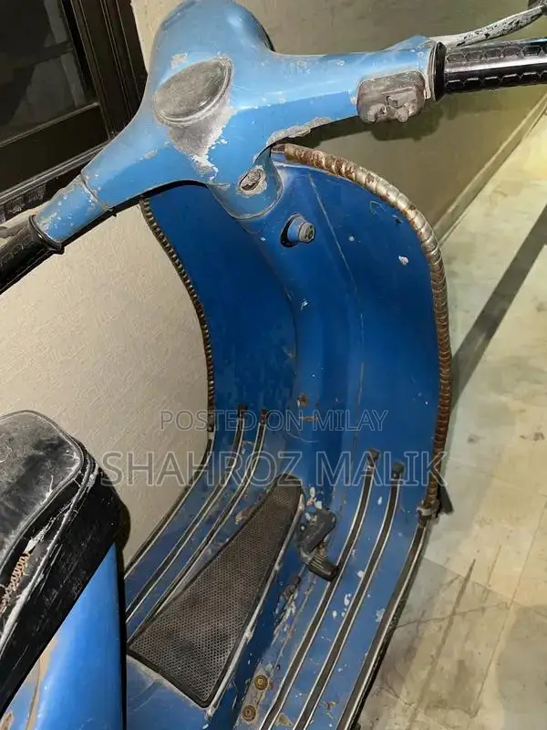 Vintage Vespa 150cc Single Cylinder Scooter - Classic Italian Design