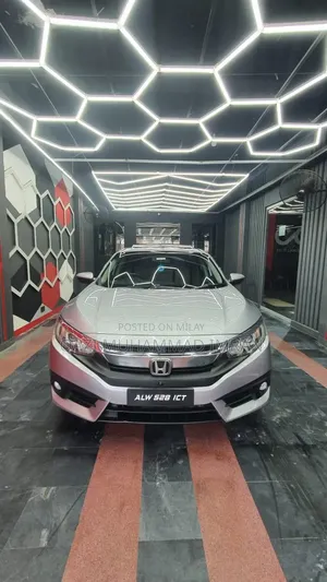 Photo - Honda Civic EX Hatchback 2018 Silver
