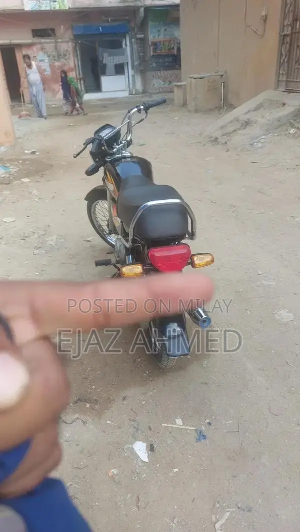 Honda CD 70 Motorcycle - 2022 Model Low Mileage