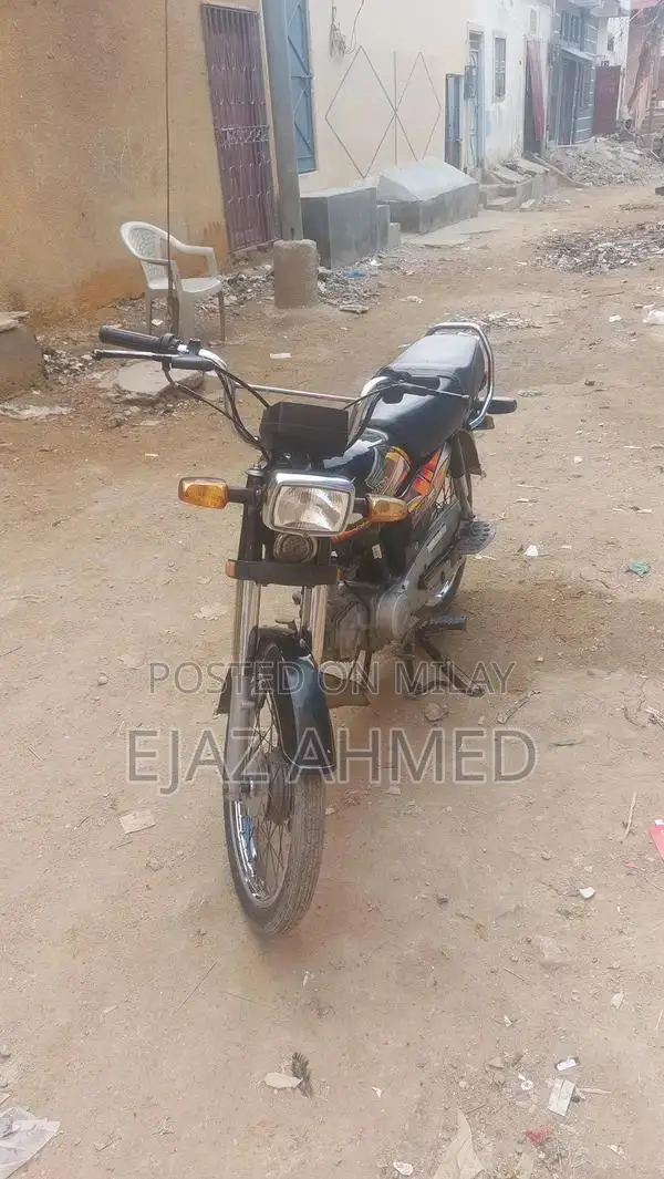 Honda CD 70 Motorcycle - 2022 Model Low Mileage