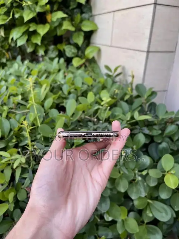 Apple iPhone XS 64GB Smartphone with Face ID