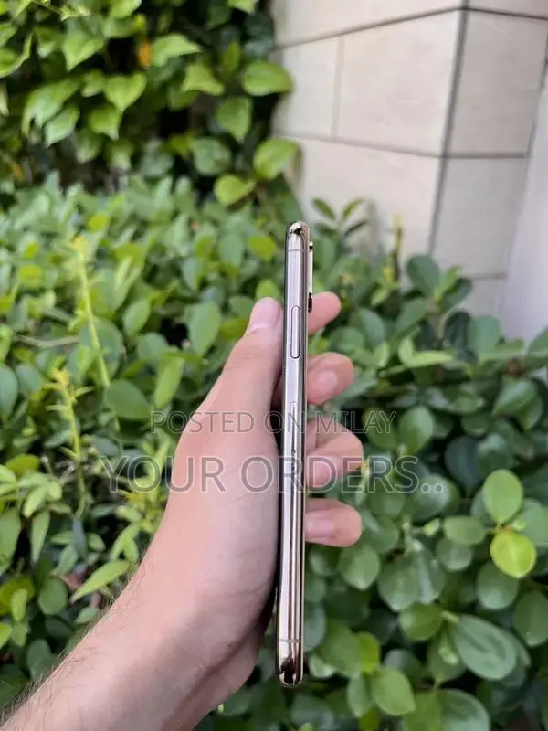 Apple iPhone XS 64GB Smartphone with Face ID