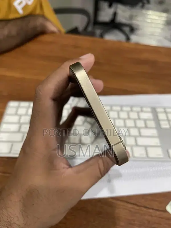 Gold Smartphone 128GB High-Performance Mobile Device