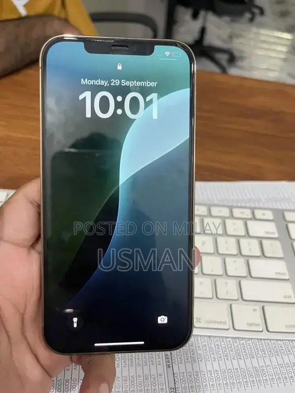 Gold Smartphone 128GB High-Performance Mobile Device