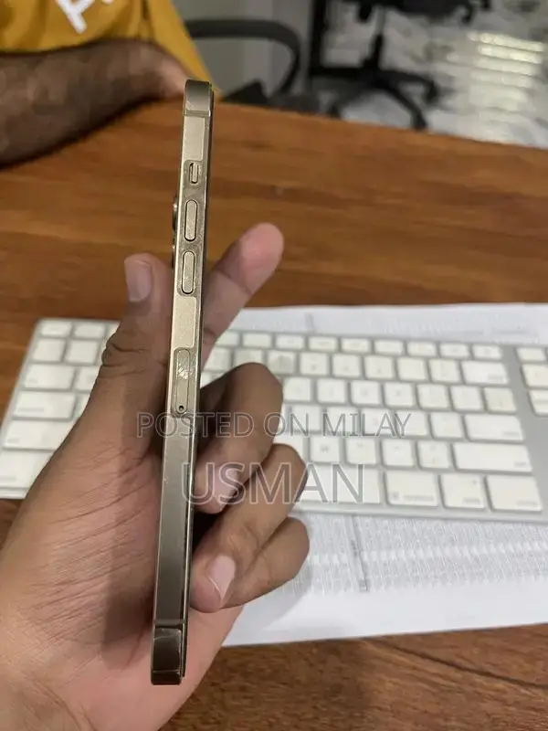 Gold Smartphone 128GB High-Performance Mobile Device