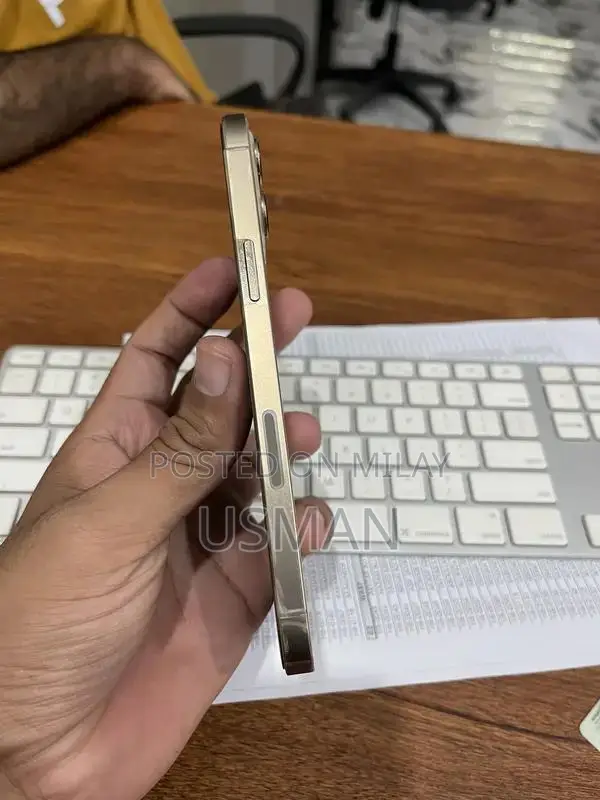 Gold Smartphone 128GB High-Performance Mobile Device