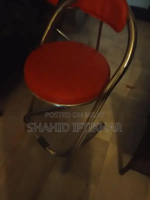 2 red chairs selling it