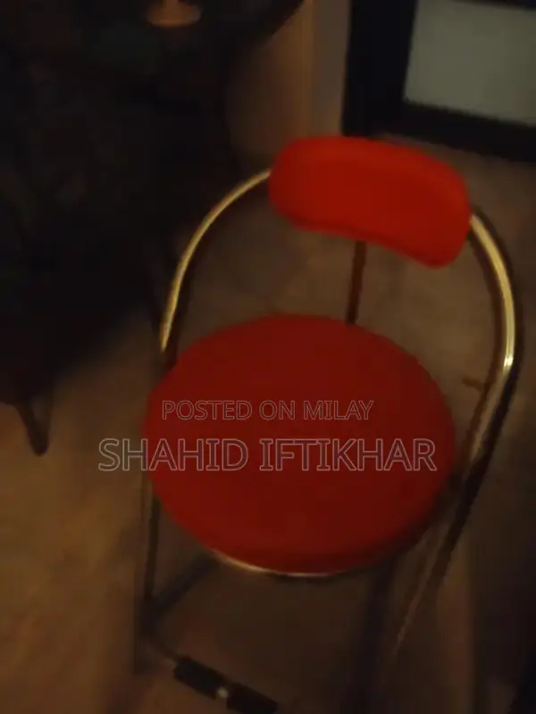 2 red chairs selling it