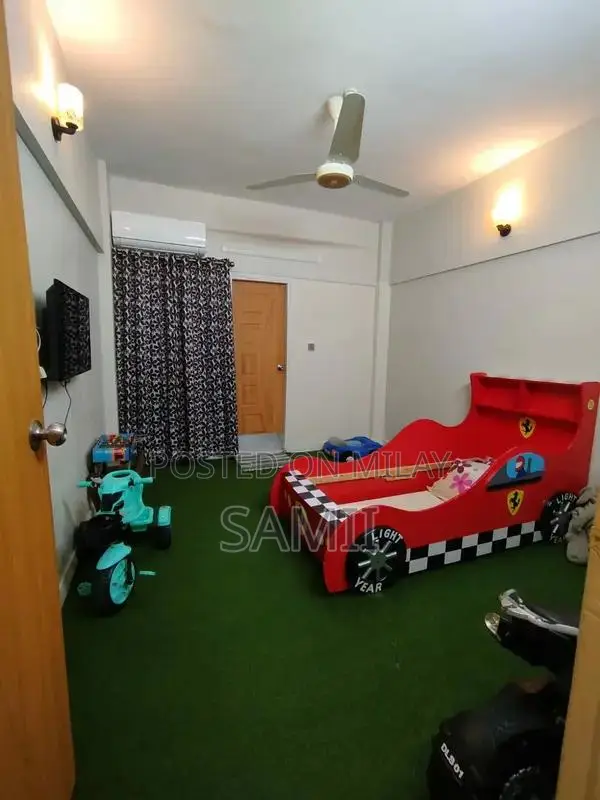 flat on urgent sale pak Avenue near Johar mor