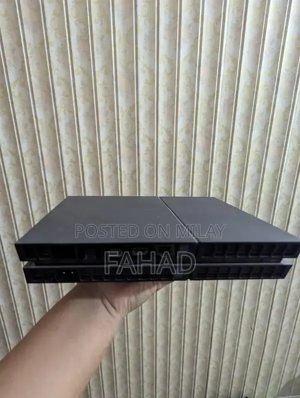 PlayStation 4 Fat 500GB Console with Controller and Game