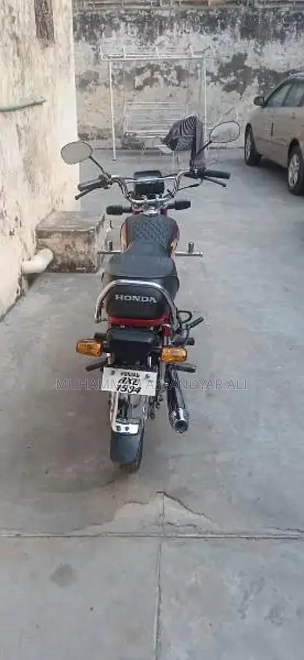 Honda 70 Motorcycle - Classic Small Displacement Bike