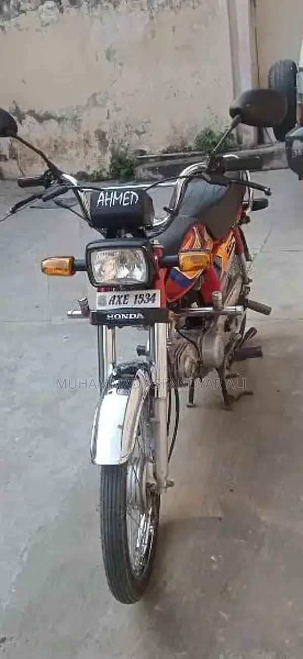 Honda 70 Motorcycle - Classic Small Displacement Bike