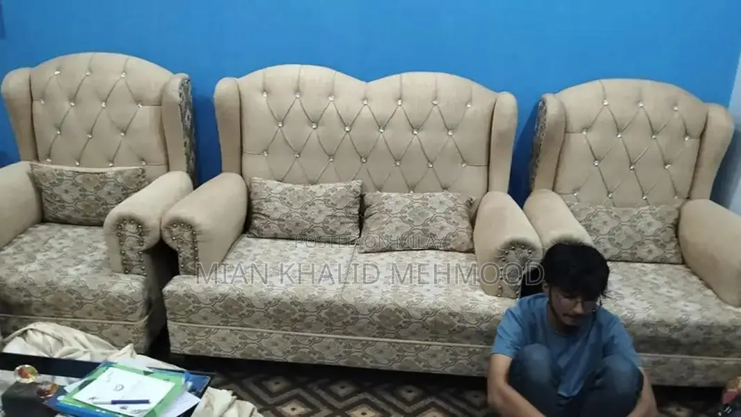 7 seater sofa boht km use hoa hai. new jesa hai.