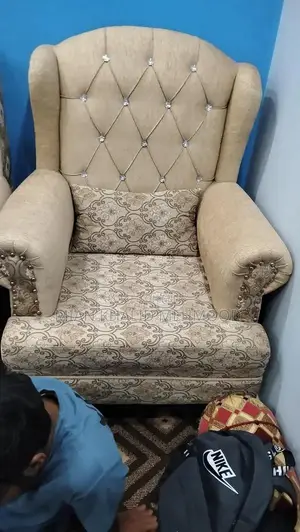 7 seater sofa boht km use hoa hai. new jesa hai.