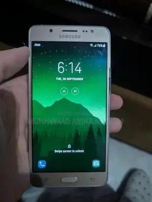 Samsung Galaxy j5 (2016].  smooth display does not lag.