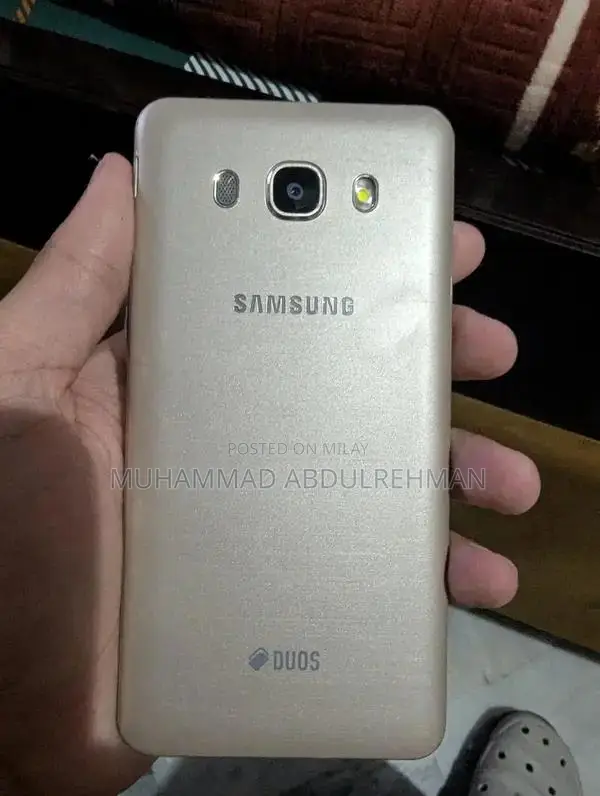 Samsung Galaxy j5 (2016].  smooth display does not lag.