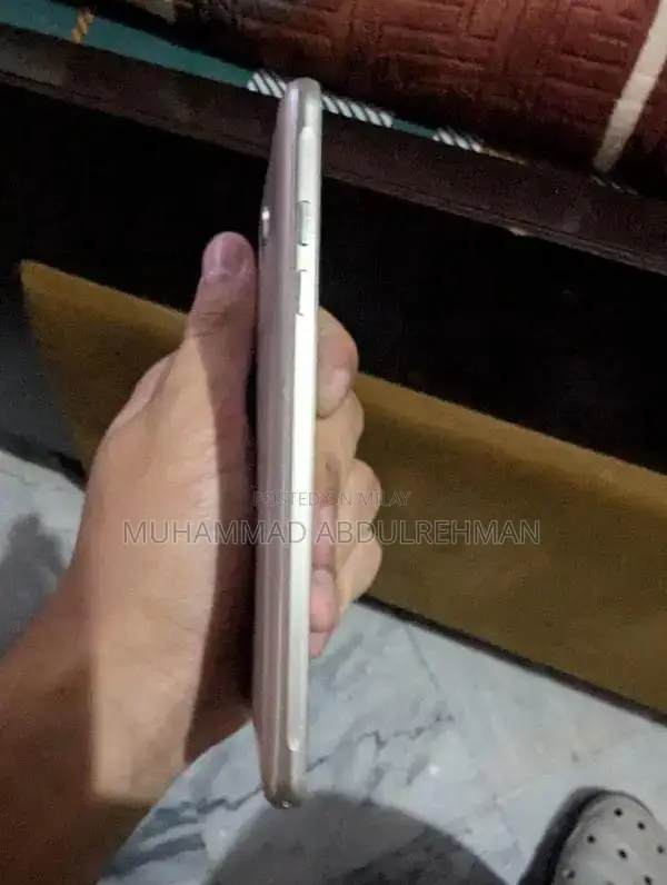 Samsung Galaxy j5 (2016].  smooth display does not lag.