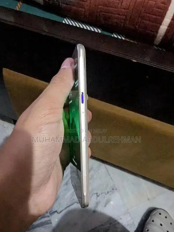 Samsung Galaxy j5 (2016].  smooth display does not lag.