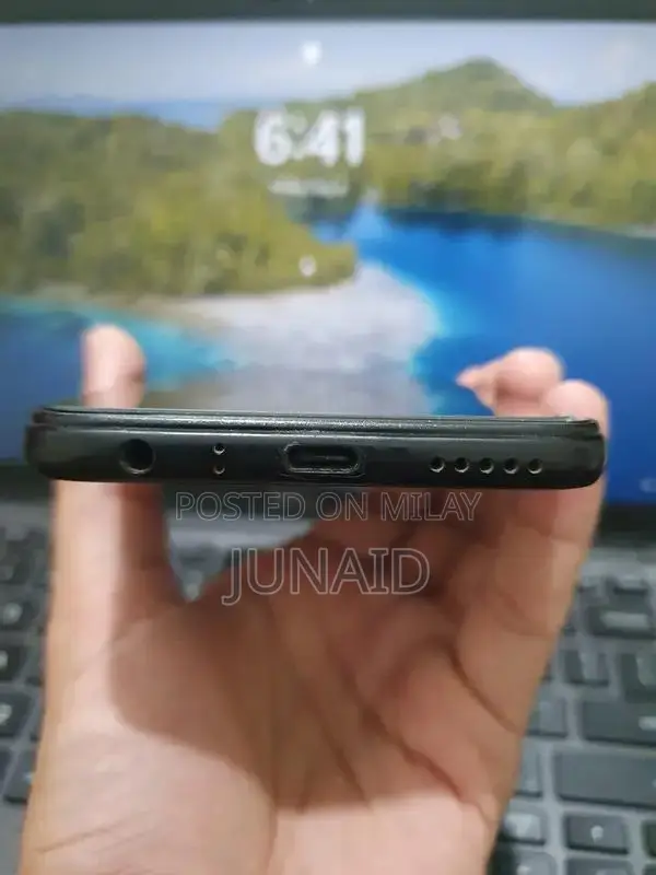 Smartphone with 4GB RAM, 64GB Storage, Complete Accessory Set