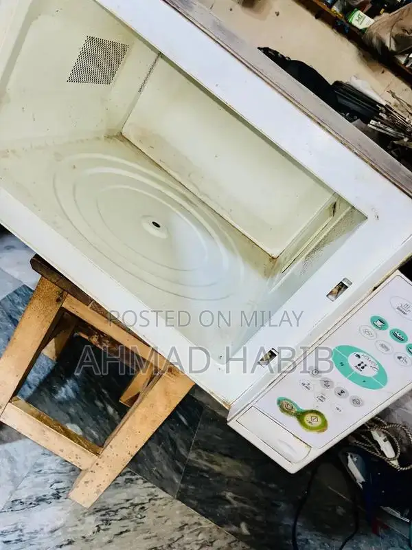 Samsung Family-Size Microwave Oven - Reliable Kitchen Appliance