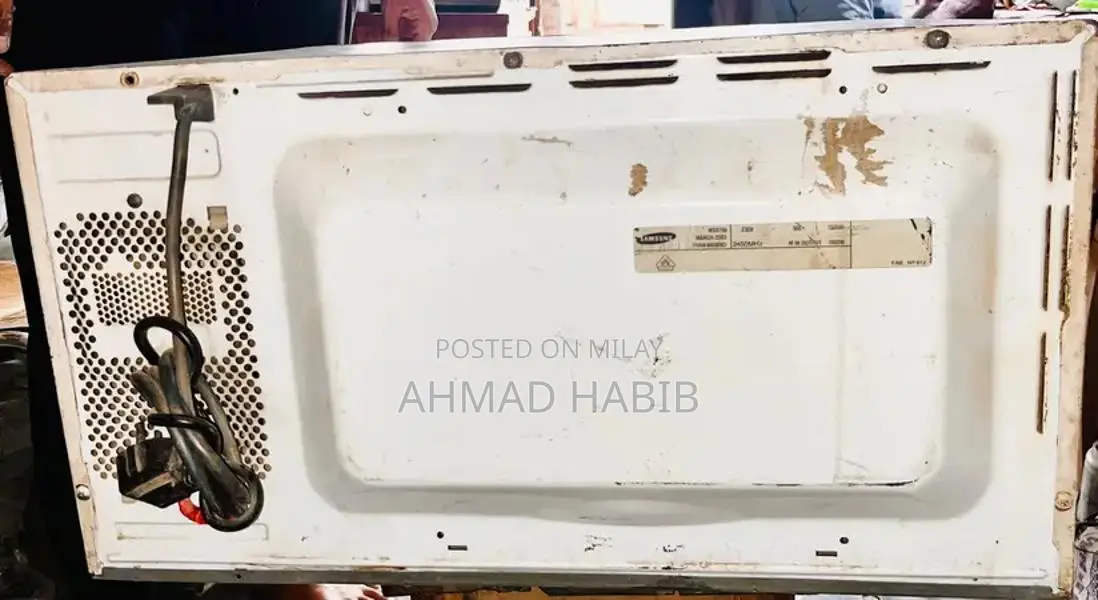 Samsung Family-Size Microwave Oven - Reliable Kitchen Appliance