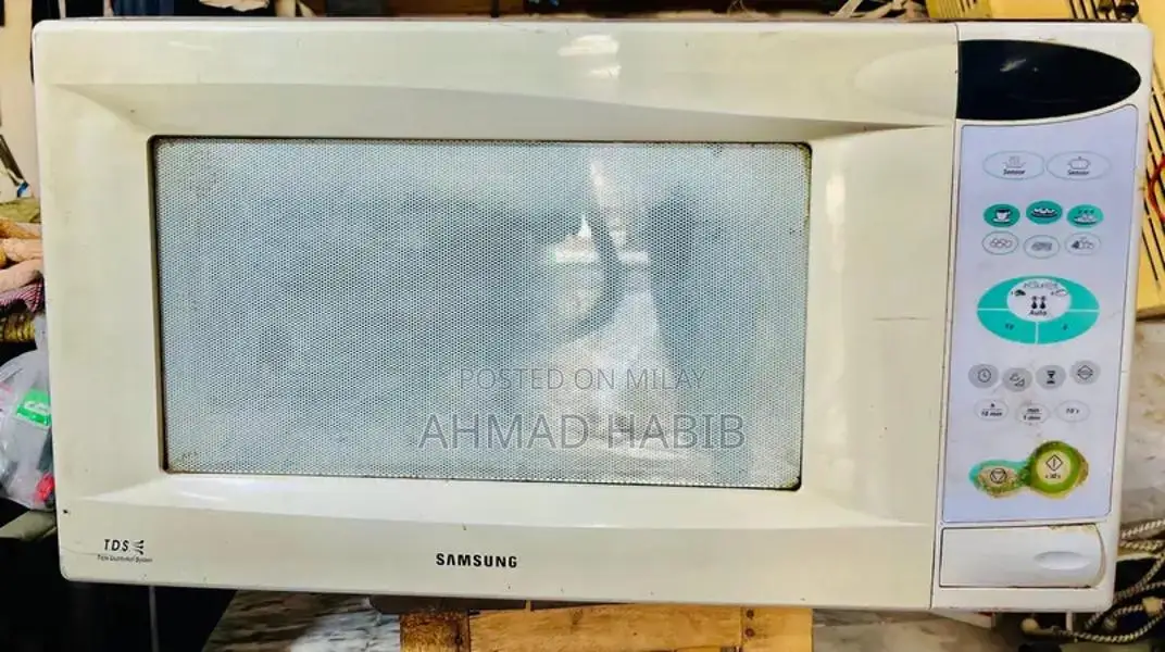 Samsung Family-Size Microwave Oven - Reliable Kitchen Appliance