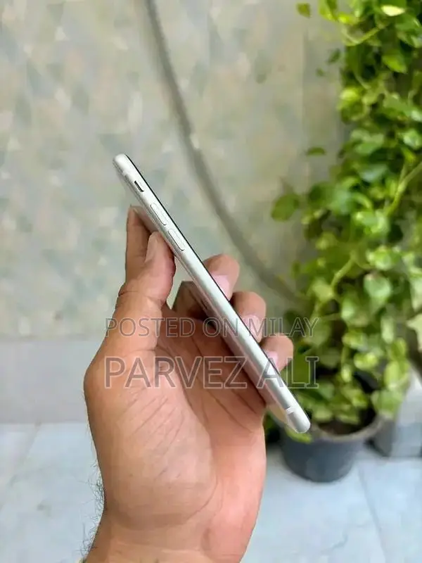 Apple iPhone SE 2020 64GB Smartphone, Pristine Condition