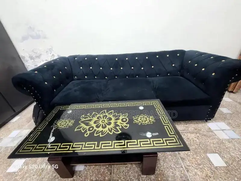 5 seater soofa with one table