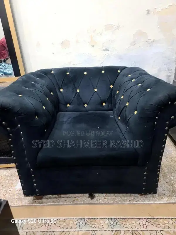 5 seater soofa with one table