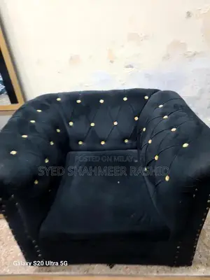 5 seater soofa with one table