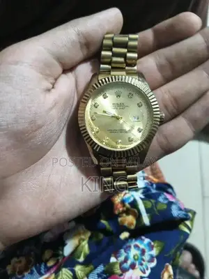 Photo - Premium Golden Classic Analog Timepiece