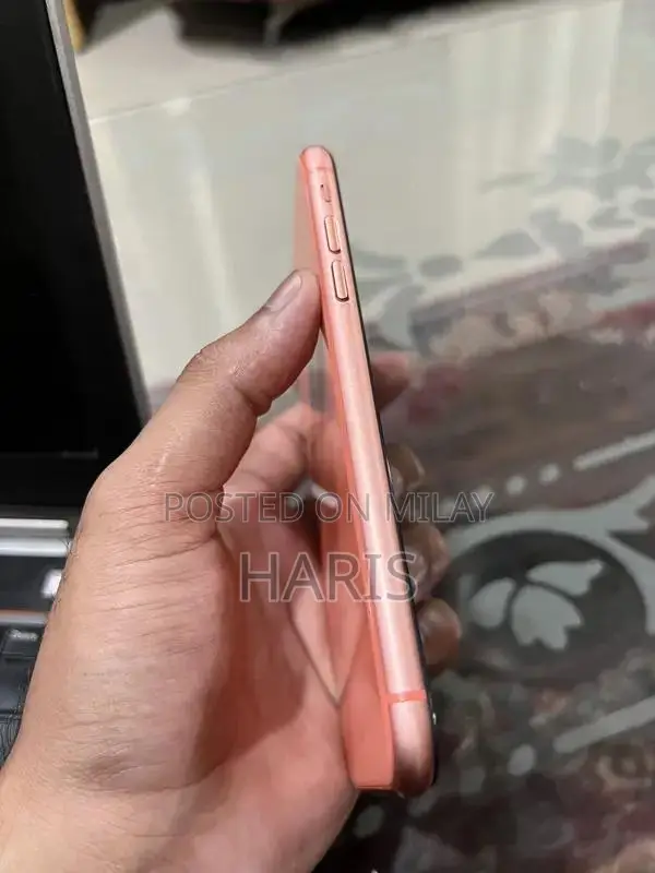 iPhone XR 64GB Smartphone - Excellent Condition