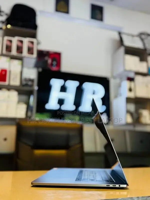 2019 MacBook Pro 15.4" Core i9 32GB RAM 1TB SSD