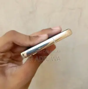 Premium Smartphone with High-Performance Camera and Gaming Capabilitie