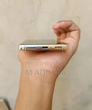 Premium Smartphone with High-Performance Camera and Gaming Capabilitie