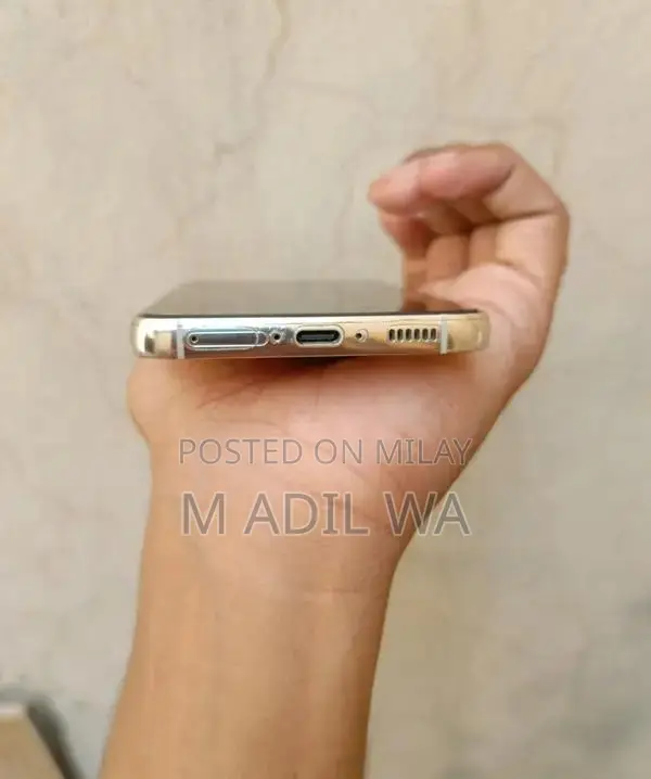 Premium Smartphone with High-Performance Camera and Gaming Capabilitie