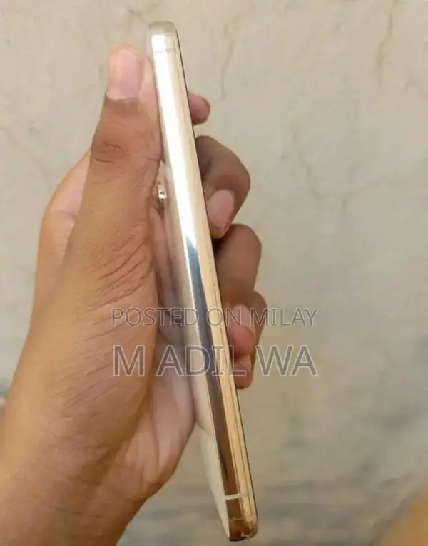 Premium Smartphone with High-Performance Camera and Gaming Capabilitie