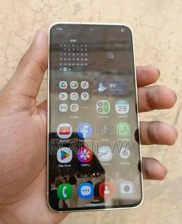 Premium Smartphone with High-Performance Camera and Gaming Capabilitie