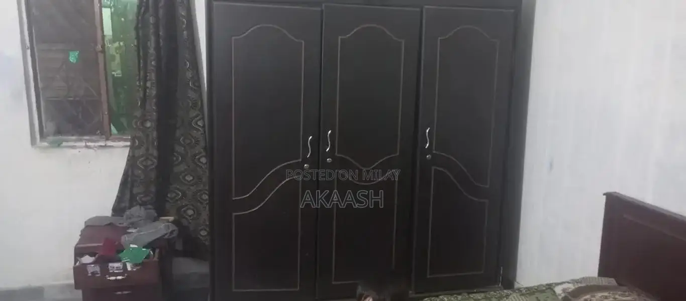 Sturdy Wooden Almari (Wardrobe) in Good Condition