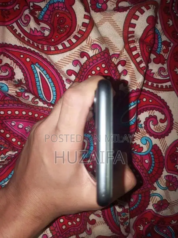 Apple iPhone 11 4GB RAM 64GB Storage Smartphone